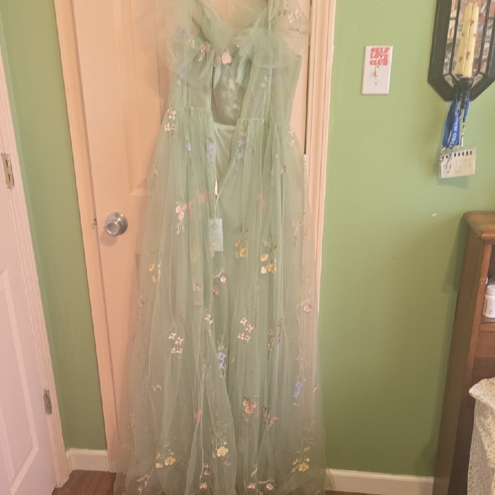 Elegant Green Floral Gown - Picture 3 of 3